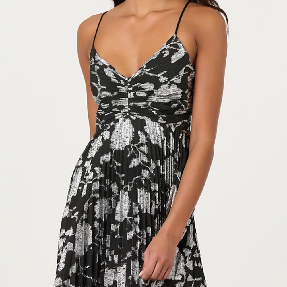 ASTR The Label Saiorse Metallic Pleated Midi Dress - Picture 3 of 4